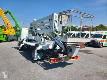 Camión con cesta elevadora CMC