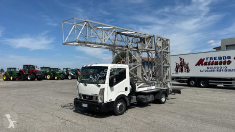Camión con cesta elevadora Nissan
