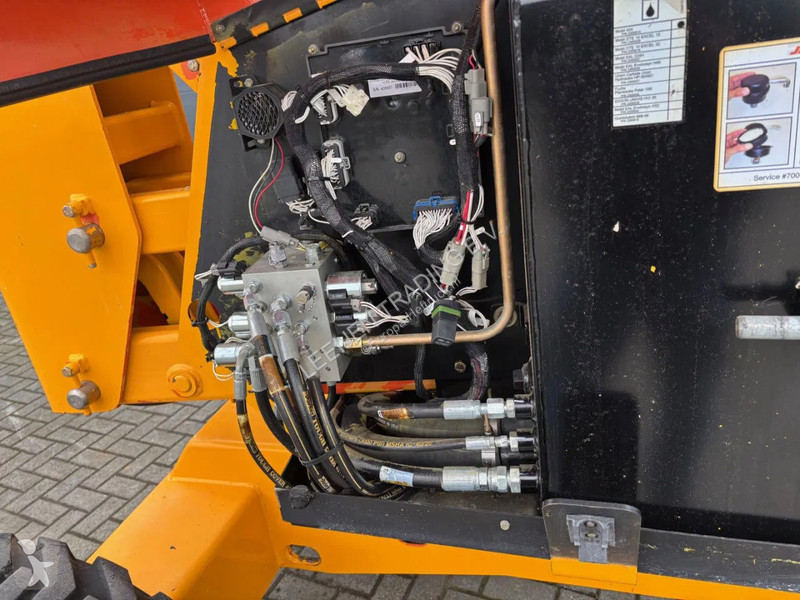 منصة تلسكوبية JLG Diesel 4x4 articulated...