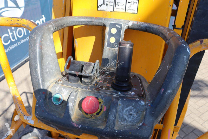 JLG 8E aerial platform