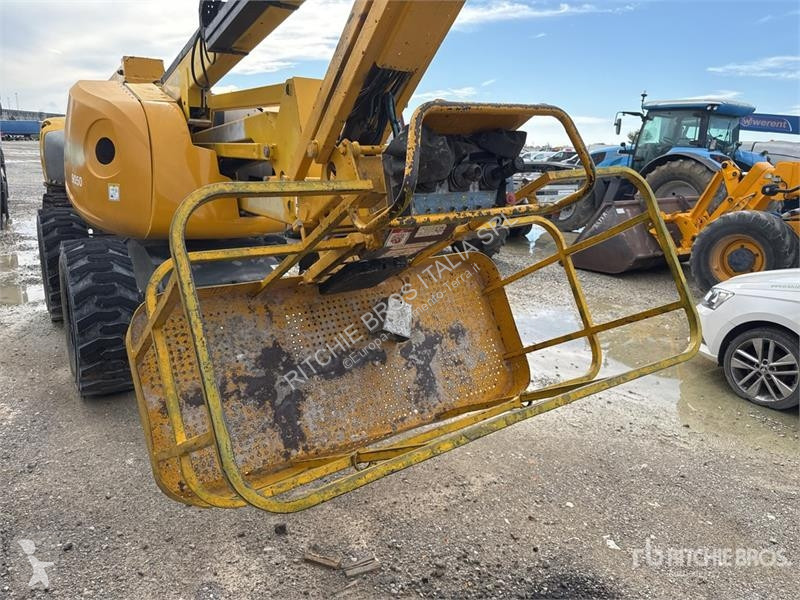 升降机 Haulotte Articulating Boom Lift (Inoperable)