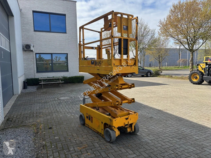 منصة تلسكوبية Genie Electric scissorlift, 2012...