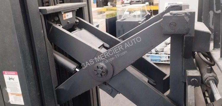 Chariot à mât rétractable