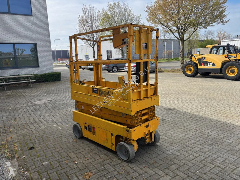 منصة تلسكوبية Genie Electric scissorlift, 2012...