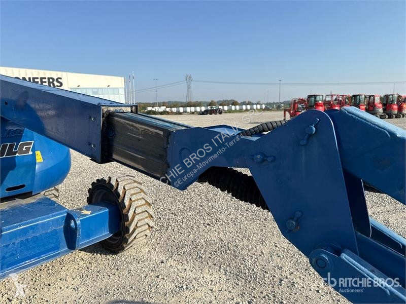 JLG Articulating Boom Lift aerial platform