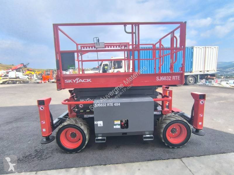 منصة تلسكوبية Skyjack