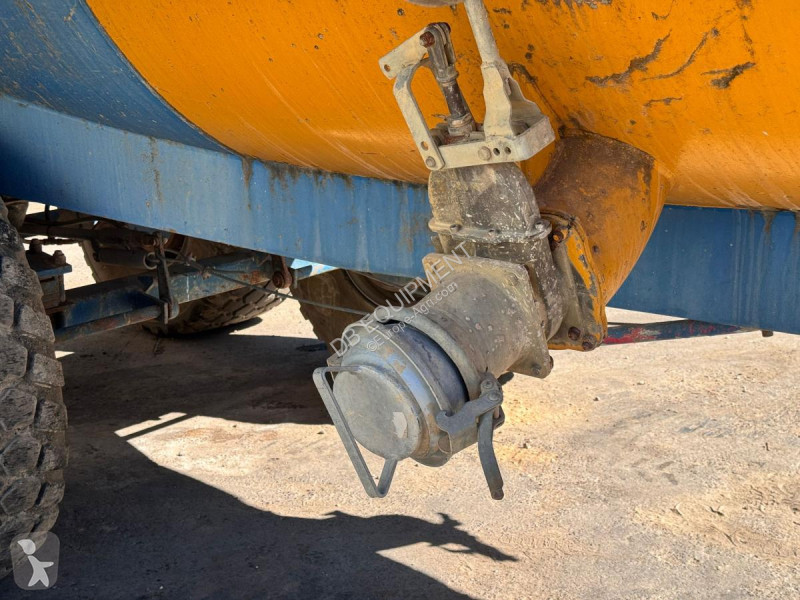 Розкидання /розливання добрив   12000L Tonne à eau