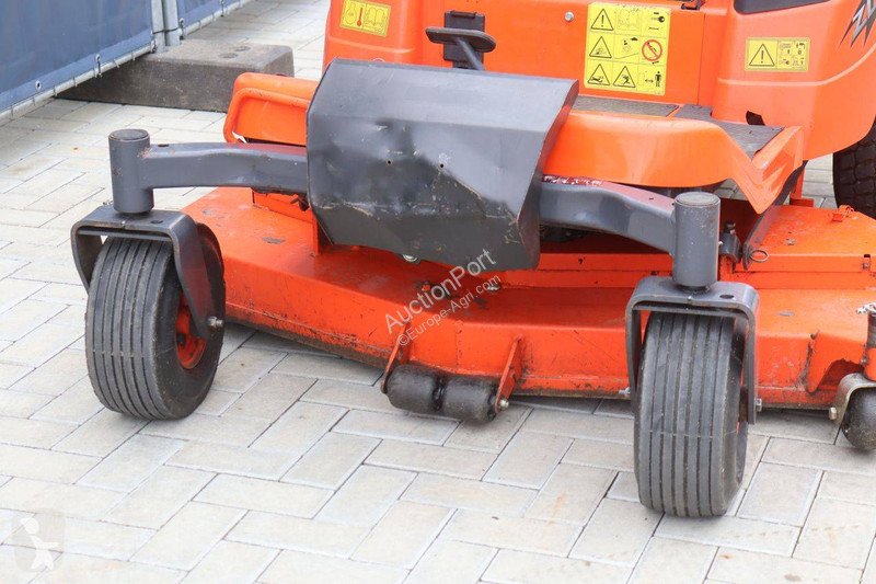Zonas verdes Kubota ZD326S