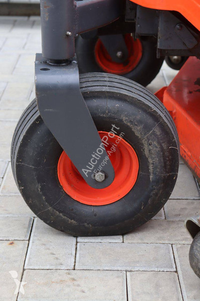 Zonas verdes Kubota ZD326S