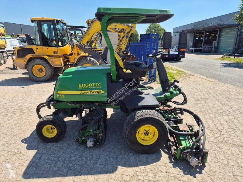 Espaces verts John Deere 8700 PC FM