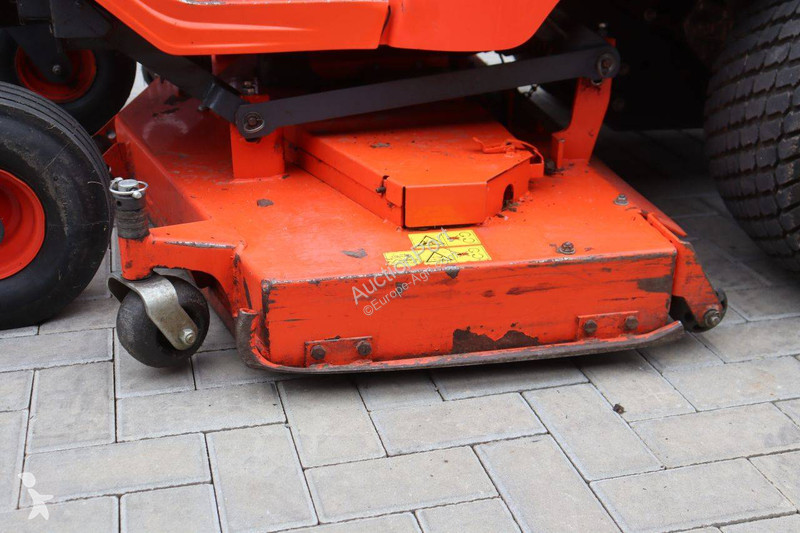 Zonas verdes Kubota ZD326S