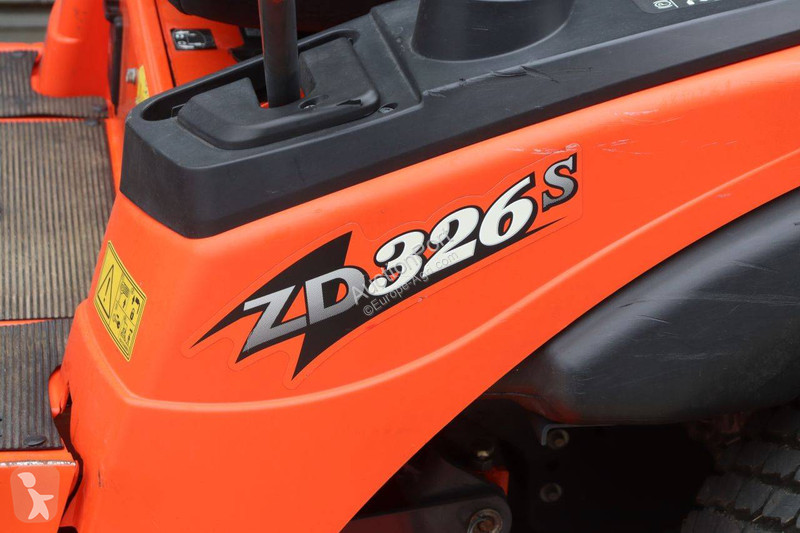Zonas verdes Kubota ZD326S