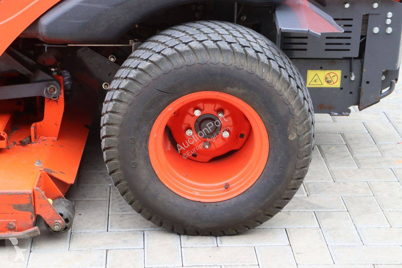 Zonas verdes Kubota ZD326S