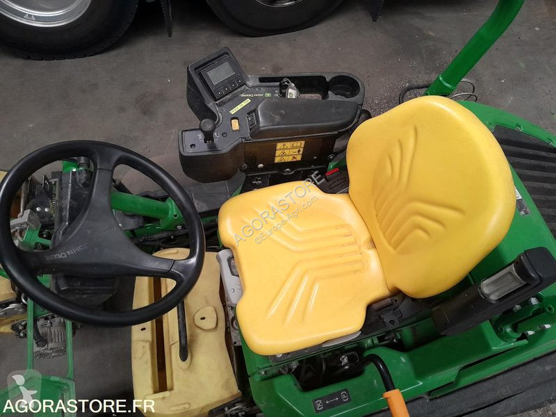 مساحات خضراء John Deere 2750E CUT DSL