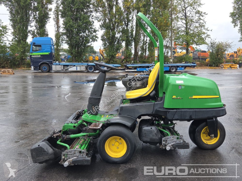 Zonas verdes jardins John Deere 2500E