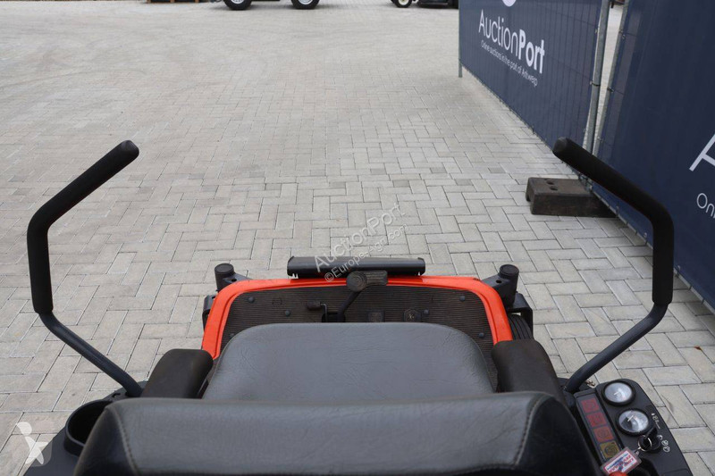 Zonas verdes Kubota ZD326S