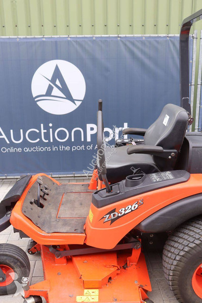 Zonas verdes Kubota ZD326S