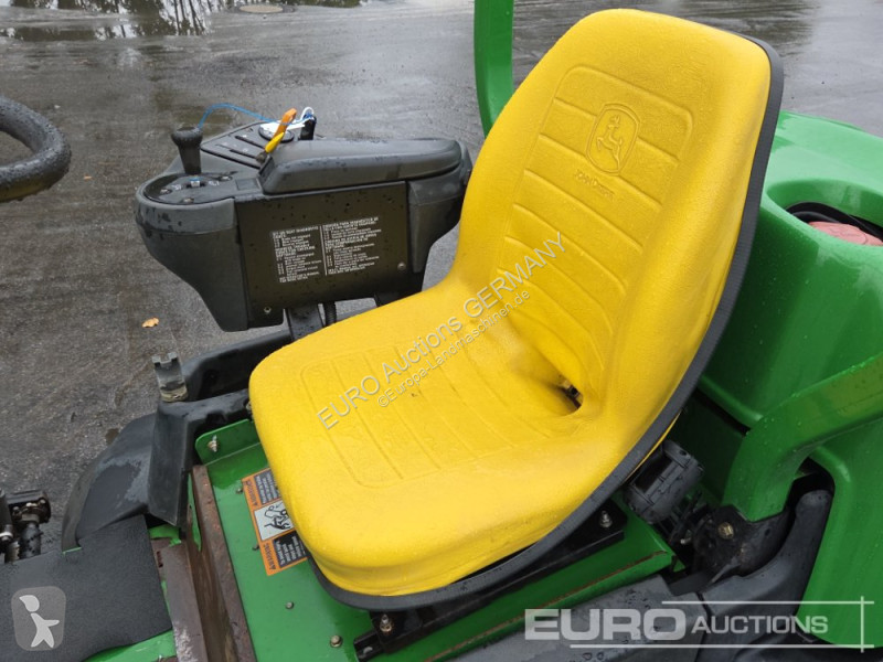 Zonas verdes jardins John Deere 2500E