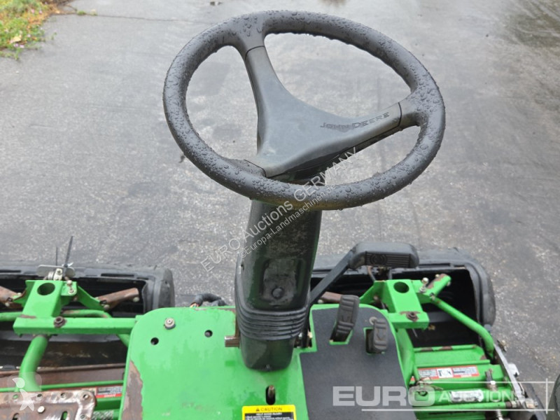 Zonas verdes jardins John Deere 2500E