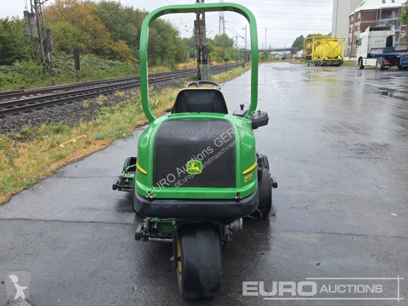 Zonas verdes jardins John Deere 2500E