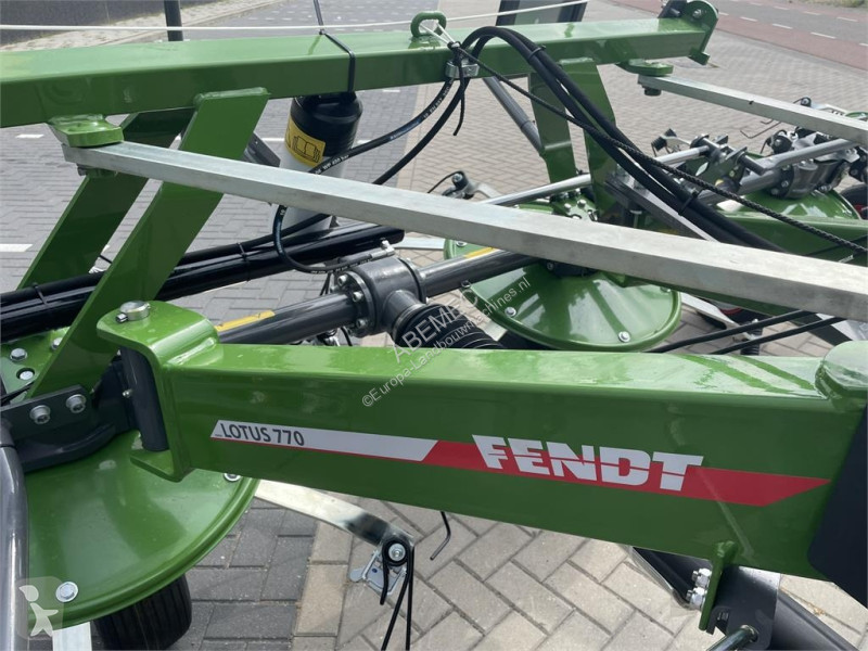 Kosenie lúk a sušenie sena Fendt Lotus 770
