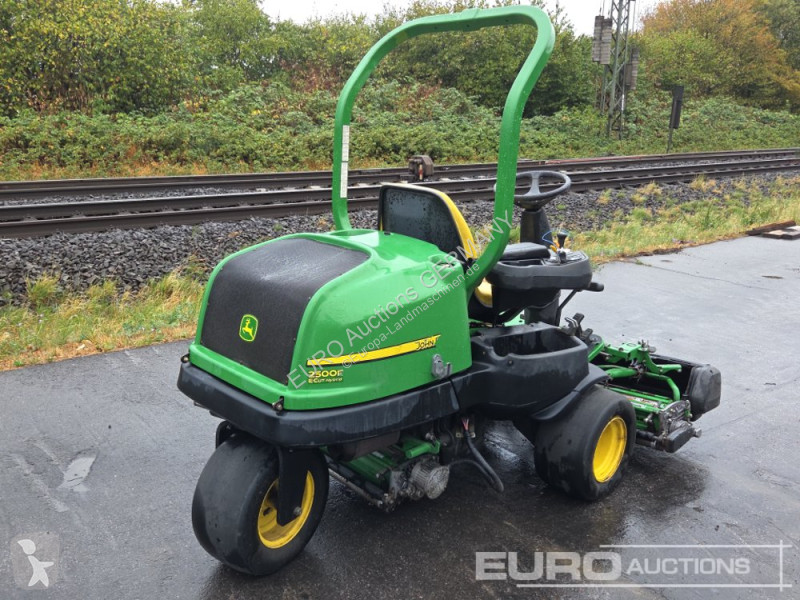 Zonas verdes jardins John Deere 2500E