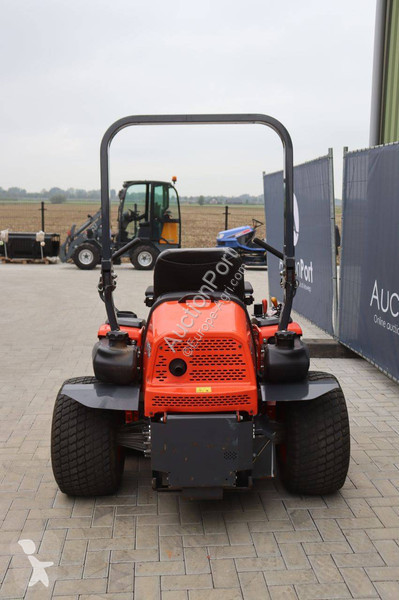 Zonas verdes Kubota ZD326S