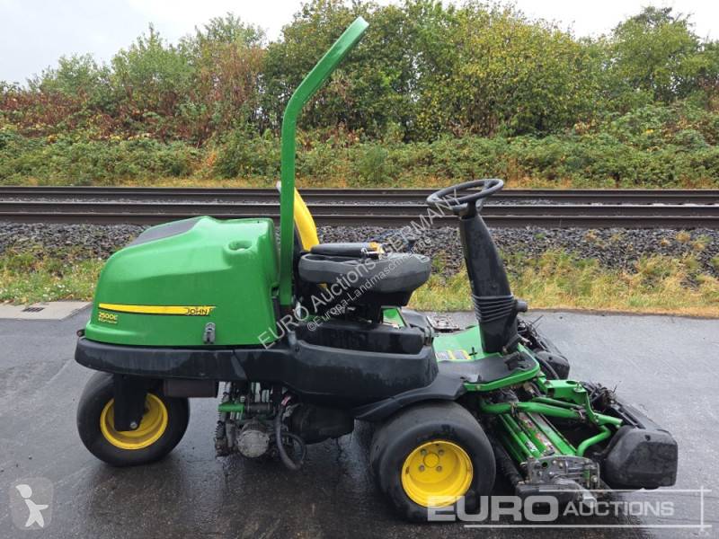 Zonas verdes jardins John Deere 2500E