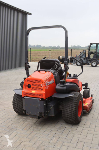 Zonas verdes Kubota ZD326S