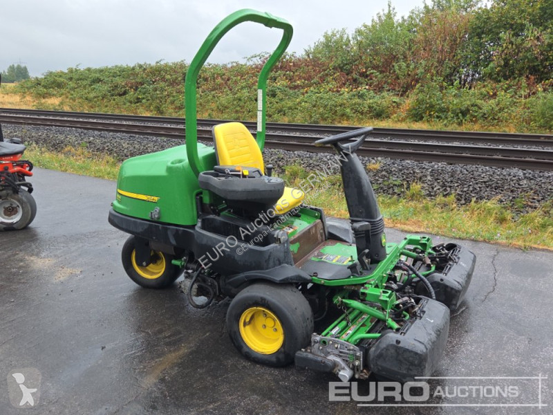 Zonas verdes jardins John Deere 2500E
