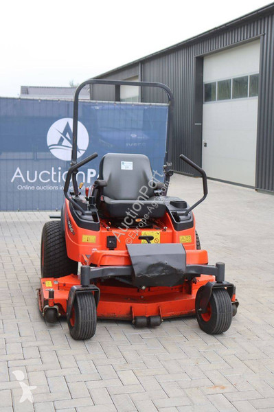 Zonas verdes Kubota ZD326S