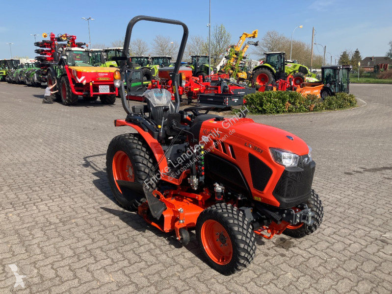 Zonas verdes jardins Kubota  LX 351