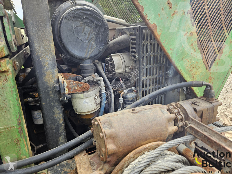 John Deere 810 D farming trailer
