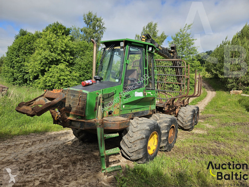 John Deere 810 D farming trailer