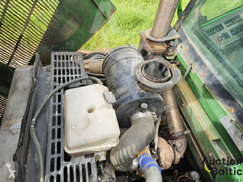 John Deere 810 D farming trailer