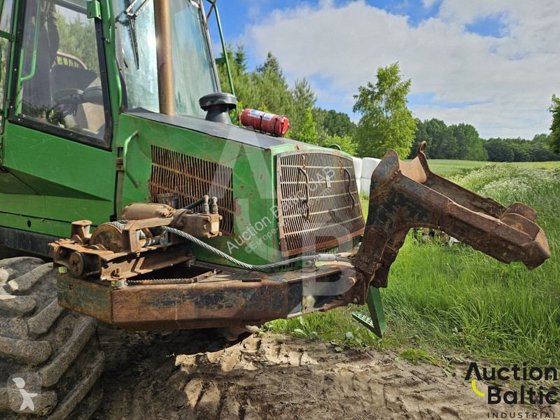 John Deere 810 D farming trailer