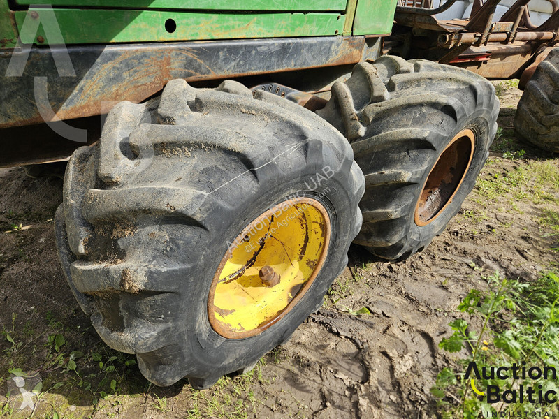 John Deere 810 D farming trailer