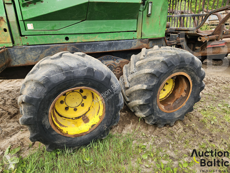John Deere 810 D farming trailer