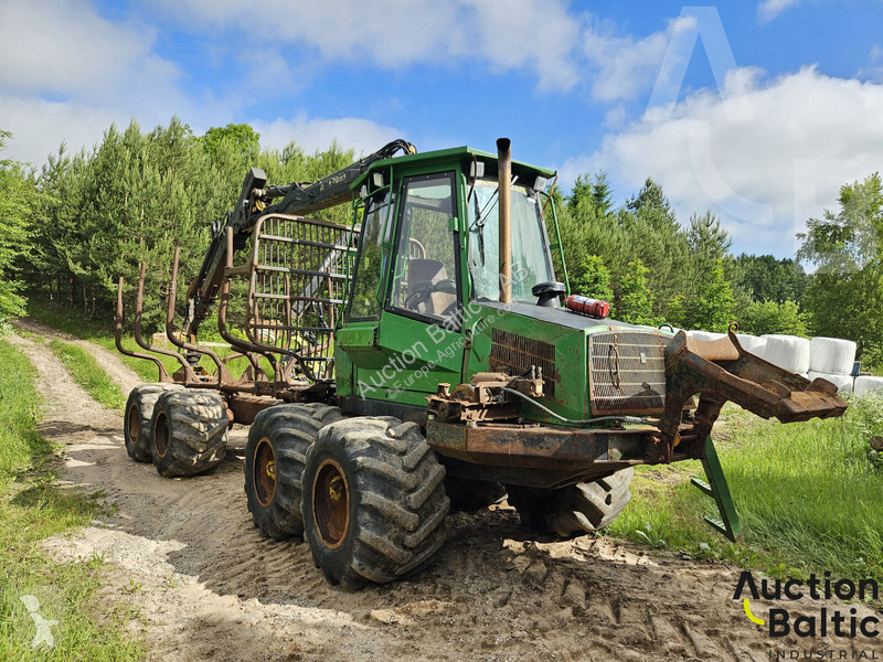 John Deere 810 D farming trailer