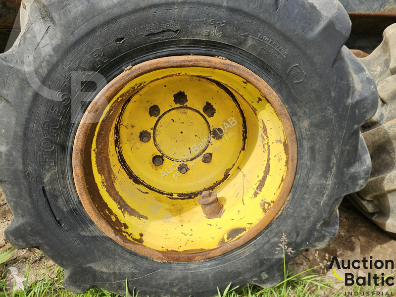 John Deere 810 D farming trailer