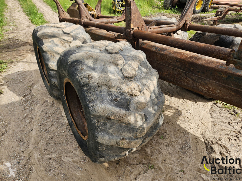 John Deere 810 D farming trailer