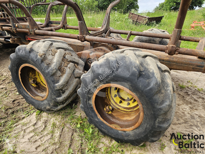 John Deere 810 D farming trailer