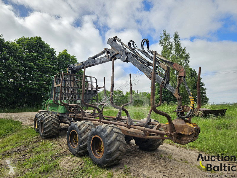 John Deere 810 D farming trailer