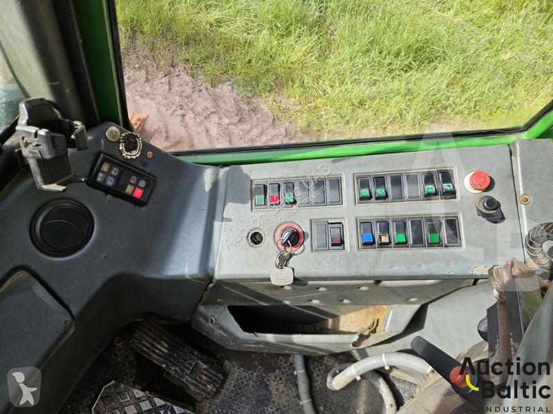 John Deere 810 D farming trailer