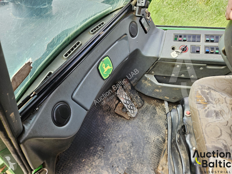John Deere 810 D farming trailer