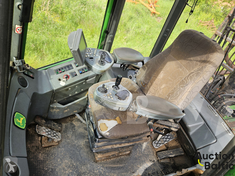 John Deere 810 D farming trailer