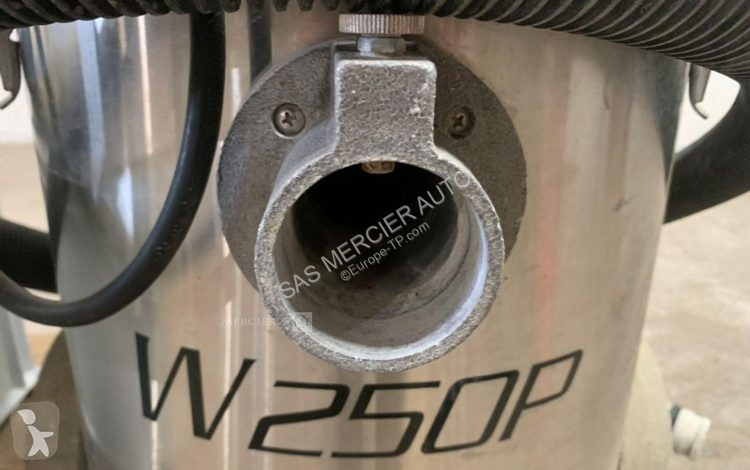 Stavebný stroj  aspirateur recycleur d'eau