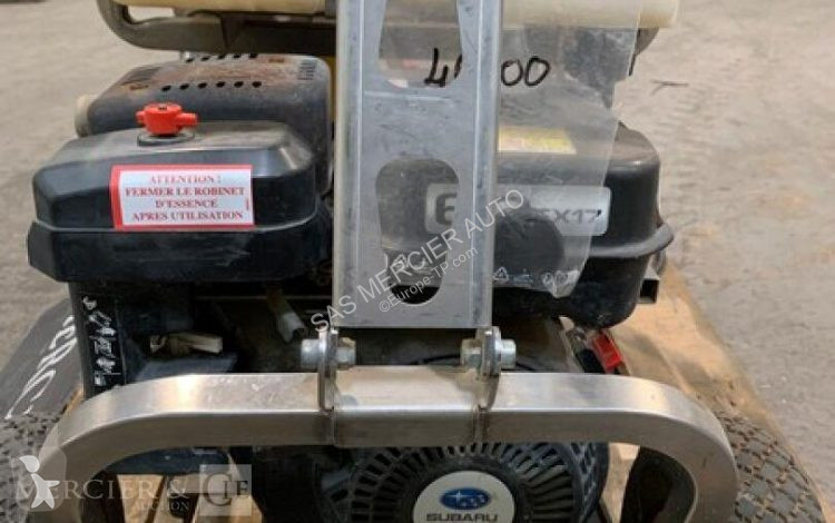Matériel de chantier  pompe d'epreuve essence -