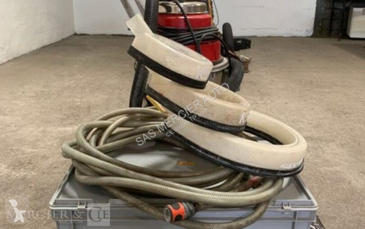 Stavebný stroj  aspirateur recycleur d'eau
