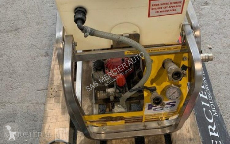 Matériel de chantier  pompe d'epreuve essence -